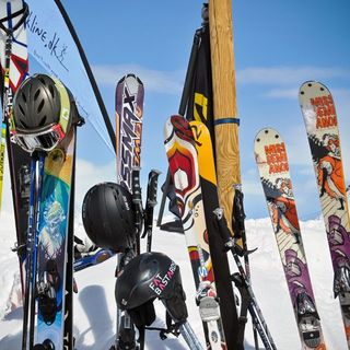 Skier und Ausrüstung Skiurlaub